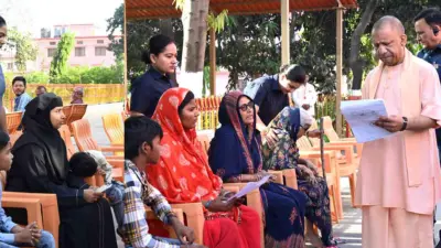 सीएम योगी का जनता दर्शन, आवास और इलाज के लिए दिया भरोसा, बोले- धन के अभाव में नहीं रुकेगा उपचार