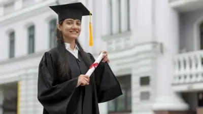 పీజీ విద్యార్థులకు పదిహేను వేల స్కాలర్షిప్
