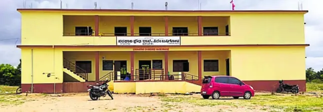 ಜಿನುಗು ಮಳೆಗೇ ಸೋರುತ್ತಿದೆ ಹಿರೇಬನ್ನಿಗೋಳ ಸರ್ಕಾರಿ ಶಾಲೆಯ ಹೊಸ ಕಟ್ಟಡ