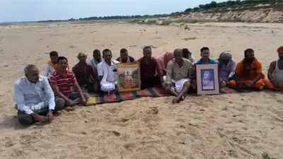 Bihar News : गया में फल्गु नदी के बीच किसानों ने दिया धरना, सिंचाई व्यवस्था दुरुस्त करने और 'बीथो बियर बांध' के निर्माण की उठाई मांग