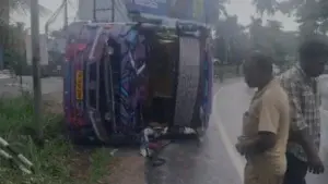 തിരുവല്ലയില് തീര്ഥാടകര് സഞ്ചരിച്ച ടൂറിസ്റ്റ് ബസ് മറിഞ്ഞു; ഏഴ് പേര്ക്ക് പരിക്ക്, ഡ്രൈവര് ഉറങ്ങിപ്പോയതെന്ന് നിഗമനം | Thiruvalla MC Road bus accident today