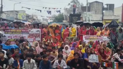 सड़क निर्माण की मांग को लेकर चक्काजाम : बरसते पानी में सड़क पर उतरे ग्रामीण, शिवरीनारायण-बिलासपुर मार्ग जाम