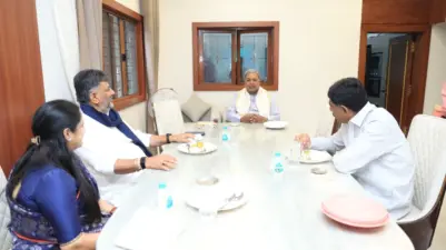 ಪತ್ನಿ ಉಷಾ - ಡಿ.ಕೆ. ಸುರೇಶ್ ಜೊತೆ ಸಿದ್ದರಾಮಯ್ಯ ಭೇಟಿ ಮಾಡಿದ ಡಿಕೆಶಿ! ಶೀಘ್ರದಲ್ಲೇ ಉಭಯ ನಾಯಕರು ದೆಹಲಿಗೆ