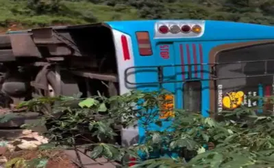 മുണ്ടക്കയം ചിറ്റടി ഇടക്കുന്നം റോഡില് സ്വകാര്യ ബസ് മറിഞ്ഞ് അപകടം.