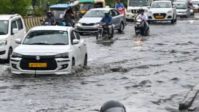 Heavy Rain in Delhi-NCR: دہلی-این سی آرمیں زبردست بارش، ٹریفک جام سے لوگ پریشان، گھنٹوں کرنا پڑ رہا ہے انتظار، نظامِ زندگی مفلوج
