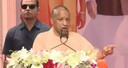 CM Yogi Big Statement: 'ढाई करोड़ की कार से 45 रुपये का गमला ले गए, ये चोरी का नया मॉडल है', CM योगी ने किसको लपेटा?