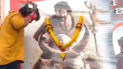 Mahesh Babu Fan Breaks Bottle on Head, Pure Nonsense?