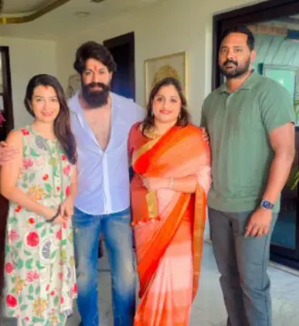 ACTOR YASH: 'ಜಗತ್ತಿನಲ್ಲೇ ನನ್ನ ಫೇವರೆಟ್ ಪರ್ಸನ್..' ನಂದಿನಿಯಿಂದ ರಾಖಿ ಕಟ್ಟಿಸಿಕೊಂಡ ರಾಕಿ ಭಾಯ್ ಯಶ್