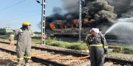 مال گاڑی کے ڈبے میں خوفناک آگ، فائر بریگیڈ نے مشقت کے بعد قابو پا یا