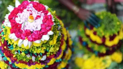 బతుకమ్మ సంబరాల్లో పెరిగిన పూల భారం!