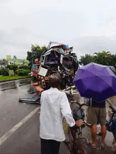 হলদিয়ায় জাতীয় সড়কে ভয়াবহ দুর্ঘটনা, বালি বোঝাই লরির পিছনে ট্রাকের ধাক্কা।