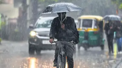 নিম্নচাপের জেরে বৃহস্পতিবার পর্যন্ত বঙ্গে প্রবল বৃষ্টির পূর্বাভাস, উপকূলে লাল সতর্কতা জারি