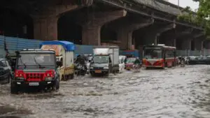 मुंबई में बारिश का कहर, सड़कों से रेलवे ट्रैक तक जलभराव, स्कूल-कॉलेज बंद