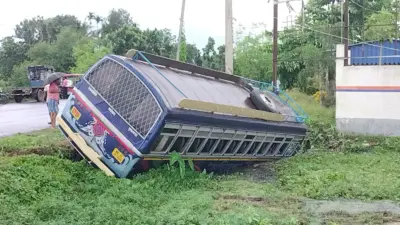অল্পের জন্য প্রাণে বাঁচলেন বাসযাত্রীরা, টোটো যাত্রীর মৃত্যুতে শোকের ছায়া।