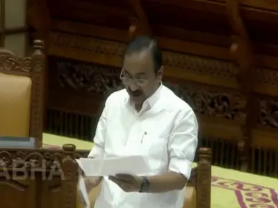മാറി മാറി ഇരിക്കുന്നത് ഭയങ്കര യോജിപ്പായത് കൊണ്ടാണല്ലോ'; നിയമസഭയില് ബിജെപിയെ ട്രോളി മുഖ്യമന്ത്രി