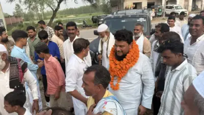 ठाकुरद्वारा: नए इलेक्ट्रॉनिक्स शोरूम का उद्घाटन, फीता काटने पहुंचे सपा नेता इकबाल इंजीनियर