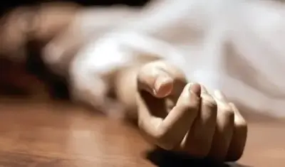లాడ్జిలో ప్రభుత్వ ఉద్యోగిని దారుణ హత్య!