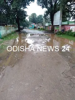 ରାଇକିଆ ଉପ-ସ୍ୱାସ୍ଥ୍ୟ କେନ୍ଦ୍ର ରାସ୍ତା ସମ୍ମୁଖରେ କୃତ୍ରିମ ପୋଖରୀ, ଦୁର୍ଦ୍ଦଶାରେ ରୋଗୀ ଓ ସାଧାରଣ ଲୋକ