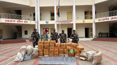 सुपौल में SSB की बड़ी कार्रवाई: कोसी नदी के रास्ते तस्करी की कोशिश नाकाम, 720 लीटर नेपाली शराब और नाव जब्त स्पर संख्या 1237 के पास की गई घेराबंदीअंधेरे और कोसी के कछार का लाभ उठाकर भागे तस्करसघन तलाशी में बरामद हुई 720 लीटर शराबमद्य निषेध विभाग सिमराही को सौंपी गई खेप