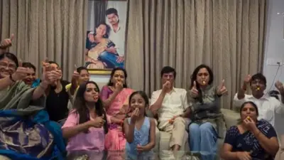 తమిళనాట టీవీకే ఆధిక్యం.. విజయ్ ఇంటి వద్ద విజిల్ సంబరాలు