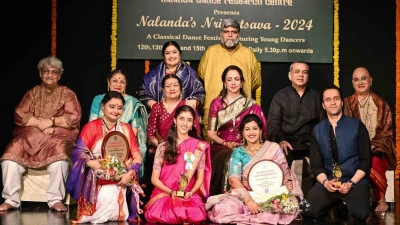 Nalanda Dance Research Centre DRM Uma Rele Present award to Actor Hema Malini & Paresh Rawal in Mumbai