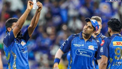Raghu Sharma Emotional Celebration: MI ప్లేయర్ రఘు శర్మ ఎమోషనల్ సెలబ్రేషన్.. వికెట్ తీశాక జేబులోంచి నోట్ తీసి ఏం చూపించాడంటే! LSGతో మ్యాచ్లో మిస్టరీ నోట్ వైరల్