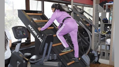 Vadodara's 'Squat Queen' Inderjeet Kaur Mann Breaks Her Own Record with Over 3000 Squats