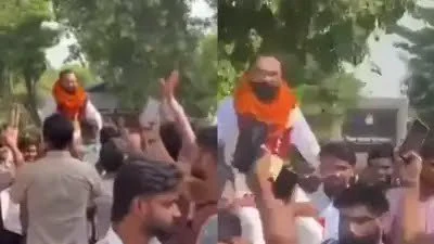 ریپ کے ملزم کا شاہانہ استقبال - جیل سے نکلتے ہی پھولوں کی بارش اور قافلہ کا ہنگامہ