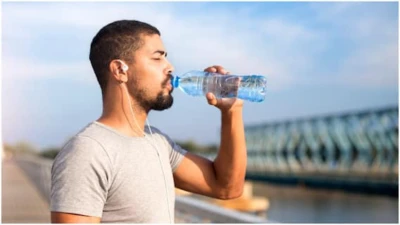 Hydration Tips for Summer : సమ్మర్‌లో నీళ్లు ఎక్కువగా తాగుతున్నారా? అయితే ప్రమాదమే.. ఎంత తాగాలంటే