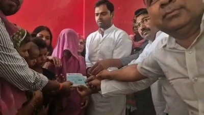 प्रेम विवाह के विवाद में हत्या सपा सांसद ने मृतक पीड़ित परिवार को सौंपा 2 लाख का चेक