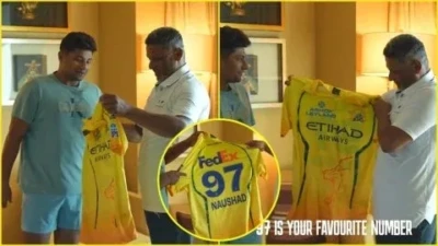 'वेलकम टू चेन्नई अब्बू', CSK ने Sarfaraz Khan के पापा को दिया खास तोहफा; देखें VIDEO