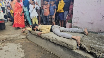 इंदौर से आये प्रेमी ने बिजली के पोल पर चढ़कर आत्महत्या का किया प्रयास