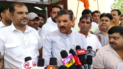 पश्चिम बंगाल में BJP की जीत के बाद नरवाना में जश्न, मंत्री कृष्ण बेदी ने कार्यकर्ताओं संग नाचकर बांटी मिठाई
