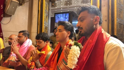 उपांत्य फेरीपूर्वी भारतीय क्रिकेटपटू श्री सिद्धीविनायक चरणी