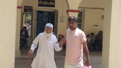 मुजफ्फरनगर में कलयुगी बेटे की घिनौनी साजिश; संपत्ति के लिए जीवित पिता को पुलिस रिपोर्ट में घोषित कराया 'मृत',SSP दफ्तर पहुँचे बुजुर्ग