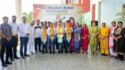 बोर्ड परीक्षा में बेहतर प्रदर्शन करने वाले छात्रों को किया सम्मानित