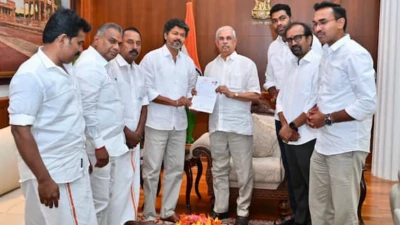 Thalapathy Vijay : सत्तास्थापनेसाठी विजय यांचा दावा, 112 आमदारांचे पत्र; राज्यपाल म्हणाले, आधी 118 आमदारांच्या सह्या दाखवा
