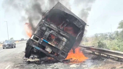 Truck Fire: मायना के पास चलते ट्रक में आग, दमकल विभाग ने कड़ी मशक्कत के बाद पाया काबू