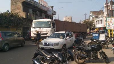 उतरौला में जाम बना नासूर, सुबह से रात तक जूझ रहे लोग; स्कूली बच्चे भी हलकान