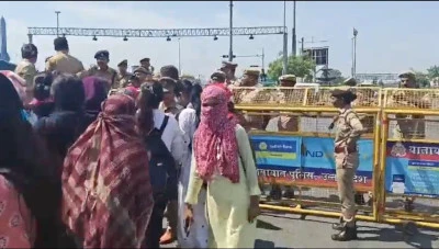 सीएम हेल्पलाइन 1076 के कर्मचारियों को मिल रहा आधा वेतन! प्रदर्शनकर किया विरोध
