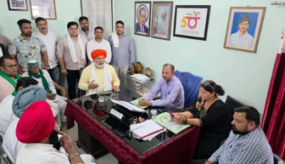 अनुबंधित बसों को रोडवेज बस स्टैंड से संचालन की मांग, एआरएम ऑफिस पहुंचे राकेश टिकैत