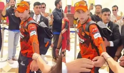 అభిషేక్ శర్మ చేయి పట్టుకుని లాగిన యువతి: వైరల్ వీడియో!