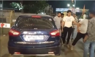 आधारताल में एडवोकेट पर कातिलाना हमला, बोलेरो से कार को मारी टक्कर और जान से मारने की दी धमकी