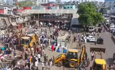 वांद्रे रेल्वे स्थानकाबाहेरील 'गरीब नगर'च्या बेकायदा झोपड्या जमीनदोस्त