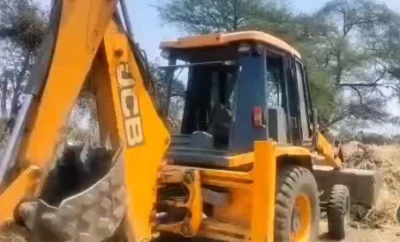 बरेला में दबंग बिल्डर की गुंडागर्दी, किसान की पकी हुई गेहूं की फसल पर चलवाया बुलडोजर