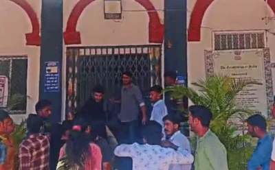 MP: इंदौर में 150 प्रोफेसर्स को छात्रों ने बनाया बंधक, होलकर साइंस कालेज में होली मिलन के पोस्टर हटाने पर हाल में किया बंद