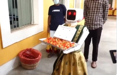 చీరకట్టులో ఓటర్లకు స్వాగతం పలుకుతున్న రోబో నీలా!