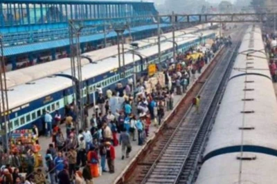 वोट की खातिर उमड़ा जनसैलाब और बंगाल जाने वाली ट्रेनों में मची भारी मारामारी!