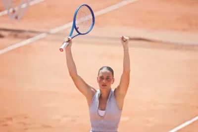 Kostyuk slays on clay as Swiatek rolls past compatriot Linette