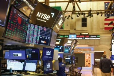Wall Street hits new high on tech strength